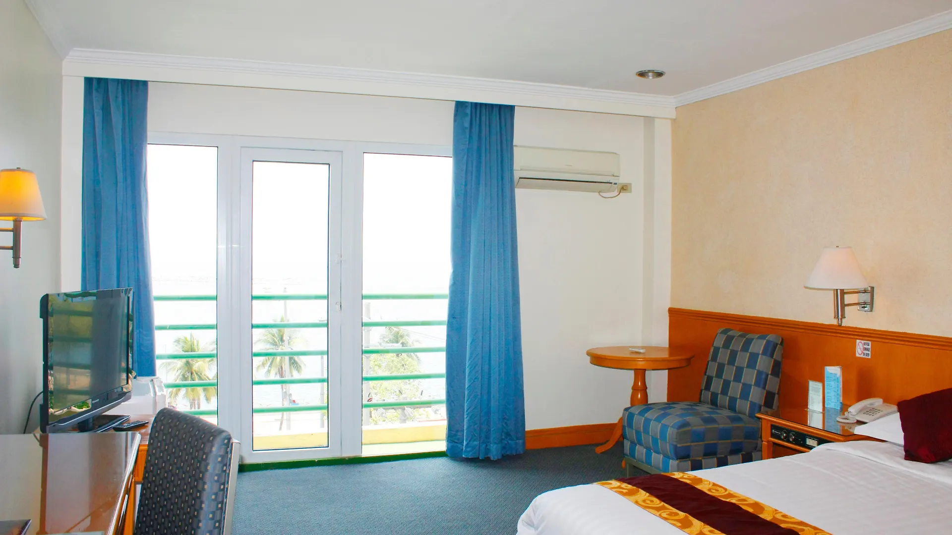 Aloha Hotel Roxas Boulevard Manila 3*,